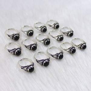 Anillos de piedras preciosas de ónix negro Natural pulido a mano de diseñador Ajuste de bisel de estilo informal para venta al por menor - Product Image 2