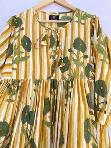 Kyra ชุดเดรสมิดิของผู้หญิงชุดเดรสพิมพ์ลายดอกไม้หรูหราสำหรับฤดูร้อนชุดเดรสผ้าคอตตอนเนื้อนุ่มลำลองสายสั้นของขวัญสำหรับคนที่คุณรัก - Product Image 2