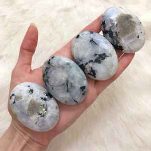 Piedra de Palma de piedra lunar de arcoíris Natural de alta calidad, venta al por mayor, técnica pulida de estilo Feng Shui llamativo para la curación - Product Image 3