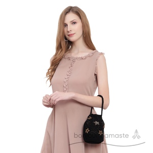 Élégant sac à main de soirée en velours indien fait à la main |   Sac à main en tissu brodé avec des perles de style Potli, fermeture élastique, motif étoiles de minuit - Product Image 2