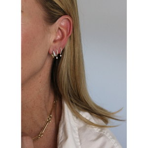 Boucles d'oreilles Huggie Romy Pav en diamant, forme ronde, bijoux élégants - Product Image 5