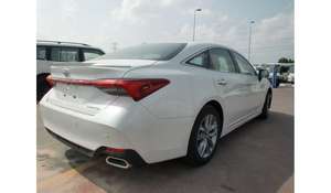 2022 pour XLE 4x4 Berline d'occasion Essence Automatique Régulateur de vitesse adaptatif Sièges en cuir Transmission intégrale Feux LED Caméra 360° 4 places - Product Image 4