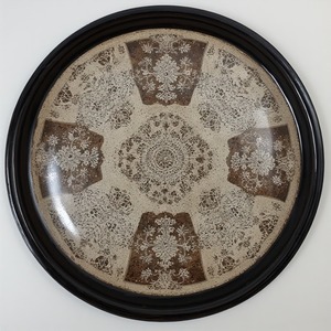 Placa cargador de resina de hoja de oro vintage inspirada en manteles reales tradicionales con reflejos metálicos aplicados a mano - Product Image 2