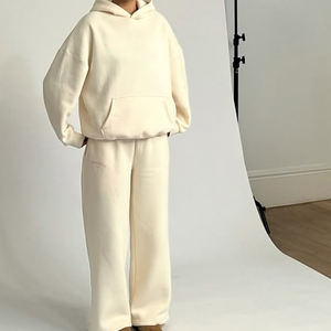 Survêtements avec logo personnalisé costume à capuche en polaire douce ensemble de vêtements de détente en coton chaud pour femmes sweat-shirt avec poches tenue d'hiver à capuche survêtement - Product Image 4