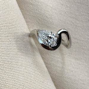 Anillo de Compromiso con Diamante Cultivado en Laboratorio de Corte Pera de 1.50 Ct, en Oro Blanco, Anillo de Novia Solitario con Baño de Rodio, Anillo de Bodas - Product Image 1