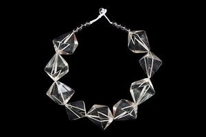 Collier pendentif en résine artistique à la demande bijoux modernes faits à la main pour des looks à la mode et un usage quotidien - Product Image 4