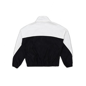 เสื้อแจ็คเก็ตกันลมแบบมีฮู้ดสำหรับผู้ชาย ผลิตตามแบบ OEM พร้อมโลโก้สั่งทำ ผลิตจากโพลีเอสเตอร์ 100% คอตั้ง ซิปหน้า น้ำหนักเบา เหมาะสำหรับเล่นกีฬา - Product Image 2