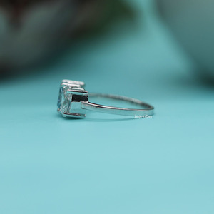 แหวนหมั้นเพชรทรงรัศมีรูปไข่ 2.5 กะรัต เพชรเลี้ยงในห้องปฏิบัติการ ฝังแบบสองขา ประดับเพชรสองเม็ด รับรองโดย IGI ดีไซน์หรูหราทันสมัย ทองคำแท้ 18K - Product Image 2