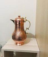 자연적으로 물을 정화하도록 설계된 아유르베 다 구리 주전자는 면역력을 높이고 매일 정사이즈 동안 향상시킵니다.