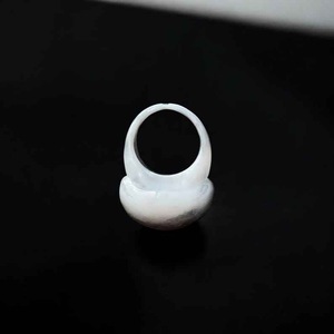 Anneaux en résine acrylique de forme ronde, fabriqués à la main, anneaux d'amour pour femmes, bijoux de fête, vente en gros au meilleur prix - Product Image 4