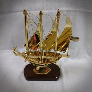 ประติมากรรมเรือสแตนเลสงานประดิษฐ์ทางทะเลสำหรับวันเกิดบ้านเน้นบนโต๊ะชั้นวางของในสำนักงาน - Product Image 1