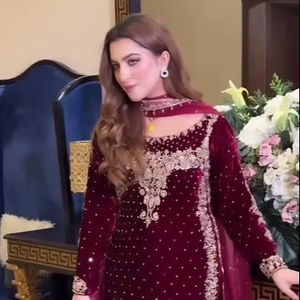 Velours de Viscose pur lourd avec travail de séquence de broderie avec Rivet Moti travail avec costume de robe de soirée à manches longues fantaisie - Product Image 1