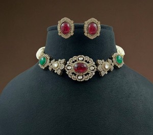 Ensemble de boucles d'oreilles en or antique plaqué Polki Kundan, magnifiques bijoux en laiton à la mode pour les mariages, les fêtes et les occasions d'anniversaire - Product Image 5