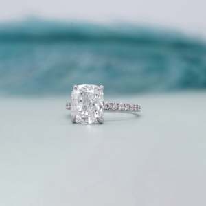 Anillo de Compromiso Certificado por IGI con Halo Oculto, Corte Cojín y Banda Pavé con Diamantes - Product Image 3