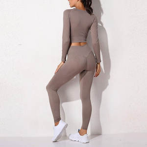 Conjunto de yoga sin costuras de alta calidad para mujer, 2 piezas, diseño moderno, ropa deportiva para gimnasio. - Product Image 4