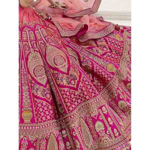 Magnifique Lehenga Choli de mariage en soie brodée rose - Product Image 3
