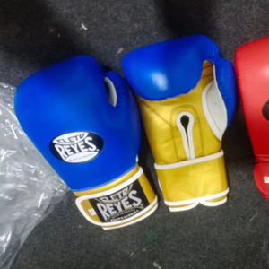 Gants de boxe avec logo personnalisé pour le Muay Thai et MMA Training Fermeture à lacets en cuir de vachette et PU pour le soutien du poignet - Product Image 1