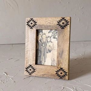 Marco de fotos étnico de madera para decoración tradicional del hogar, exhibición en pared o mesa, hecho a mano con detalles de madera maciza. - Product Image 4