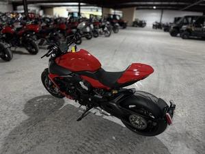 Motocicleta Deportiva Ducati Diavel V4 Roja de Alto Rendimiento, Modelo 2026, con Poco Kilometraje, Lista para Envío - Product Image 6