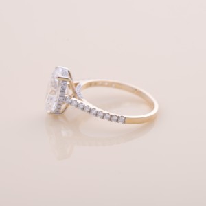 Bague de fiançailles/mariage solitaire en diamant de laboratoire de taille ovale certifié IGI, en or jaune/blanc/rose 14 carats avec bande pavée - Product Image 3