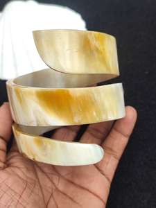 Meilleures ventes de manchette en corne de buffle au design élégant et découpé pour femmes, nouveauté, bracelet de mode aux poignets de couleurs naturelles - Product Image 2