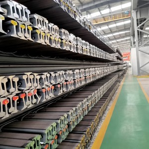 Rieles de ferrocarril ligero en stock (Estándar AiSi) Rieles para grúas Hebei Componentes de vías de tren Existencias en almacén de décenas de miles de toneladas - Product Image 1