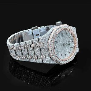 Fabriquée en acier inoxydable, cette montre en diamants de moissanite présente une clarté VVS, ajoutant une touche de luxe et rehaussant votre style. - Product Image 4