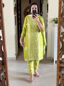 ชุดเสื้อคลุมแขนยาวคุณภาพสูง สไตล์ดั้งเดิมแบบชาติพันธุ์ คอตั้งสั่งตัดได้ ชุดคลุมสไตล์แอฟริกัน ซาลวาร์ คามีซ พร้อมผ้าคลุมไหล่ - Product Image 4