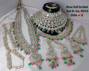 Conjunto de Joyería Nupcial Completo de Diseño Tradicional y Moderno Indio, Chapado en Oro, con Maang Tikka para Niñas y Mujeres - Product Image 4