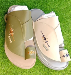 Vente en gros d'usine de sandales arabes de haute qualité pour hommes confortables en cuir PU, couleurs variées disponibles pour l'Arabie Saoudite - Product Image 5