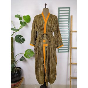 Manteau de maison écologique et élégant de style bohème chic vintage, fabriqué à partir de sari en soie recyclé, magnifique pour un placard chic. - Product Image 1