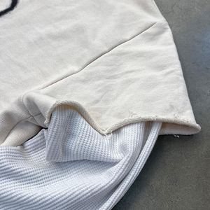 Camiseta de manga larga de doble capa con gráfico serigrafiado, ropa de calle personalizada, camiseta recortada Vintage de doble capa para hombre - Product Image 4