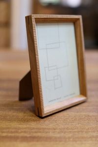 Cadre photo en bois simple pour un usage quotidien, affichant des moments de famille, propre, pratique, robuste, aspect élégant - Product Image 2