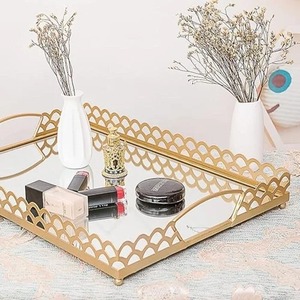 Bandeja metálica duradera hecha a mano con un diseño elegante, perfecta para servir aperitivos o decorar su Mesa para los invitados - Product Image 3