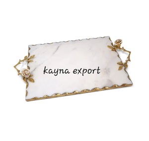 Plateau en marbre blanc de luxe forme rectangulaire cuisine et plateau de décoration de table fabriqué à la main avec une belle branche plateau à poignée en or - Product Image 5