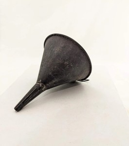 กรวยโลหะเพื่อการถ่ายโอนของเหลวที่ไม่รั่วไหลได้ง่าย การออกแบบที่แข็งแรงทนทาน เหมาะสำหรับห้องครัว โรงรถ โรงงาน และใช้ในบ้าน - Product Image 4