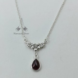 Collar con Colgante Floral de Granate, Plata de Ley 925, Piedra de Nacimiento de Enero - Product Image 4