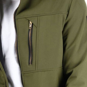 Chaqueta Softshell transpirable para exteriores para hombres Fábrica OEM Resistente al agua y ajuste elegante Logotipo personalizado Etiqueta privada - Product Image 6