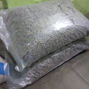 Pellets de Madera de Pino de Primera Calidad Plus-A1 de BE con 1% de Ceniza, 8% de Humedad, 4000J de Calorías para Energía de Biomasa y Cocina - Product Image 1