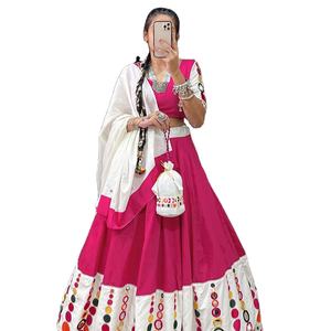 Aspecto tradicional Lehenga Choli Colecciones Navratri Espejo especial Trabajo Seda Algodón para adultos - Product Image 1
