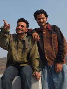 Chemise décontractée pour homme en coton tricoté 100% à manches longues, coupe ample, motif floral, style hip-hop, grande taille, collection hiver, fabriquée à la main par Kantha VIRATRA IMPEX - Product Image 2