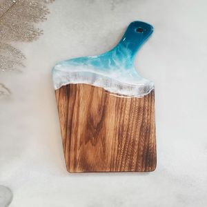 Planche à découper en bois avec vagues bleues et blanches fabriquées à la main, design rond durable pour une présentation élégante et une cuisine quotidienne - Product Image 1