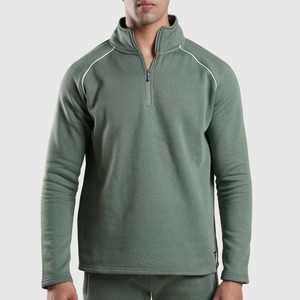 ชุดวอร์มสีเขียวเซจสำหรับผู้ชาย เสื้อสเวตเชิ้ตแบบซิปสี่ส่วนพร้อมแถบสีขาวที่ไหล่ และกางเกงจ็อกเกอร์ทรงสอบเข้าชุด - Product Image 3