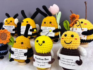 Muñeco de ganchillo hecho a mano, juguete energético y emocional, abeja amuleto de la suerte con alas, abeja de bolsillo para abrazar, abeja feliz, regalo de coraje, llavero, regalo de graduación - Product Image 2