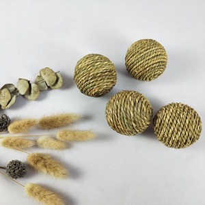 ขายส่งของเล่นหญ้าทะเลธรรมชาติ ลูกบอลเคี้ยวหญ้าทะเลสำหรับสัตว์เลี้ยงขนาดเล็ก ใช้เป็นขนมขบเคี้ยว - Product Image 5