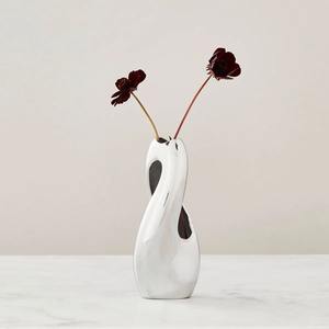 Vase décoratif en métal argenté incurvé simple, parfait pour l'aménagement intérieur et l'amélioration des pièces, fabriqué à la main en Inde - Product Image 1