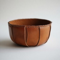 Pot en cuir artisanal miniature fait pour des écrans verts silencieux avec une finition douce et une coloration naturelle douce