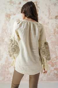 Blusa Bordada Vintage Beige Bohemio de Lino para Mujer, Blusa con Mangas Abullonadas, Corbata con Borlas, Respetuoso con el Medio Ambiente, Hecho en Navidad, Teñido Liso, India - Product Image 5