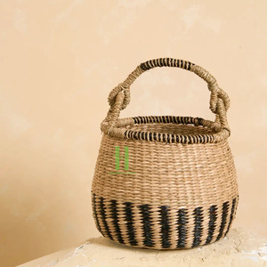 Cesta de Almacenamiento de Mimbre Hecha a Mano, Irresistible Cesta Tipo Barriga con Flecos de Rafia, Hecha en Vietnam - Product Image 3