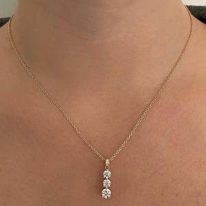 Colgante de diamante cultivado en laboratorio de tres piedras, colgante de diamante CVD para mujer, colgante de brida creado en laboratorio de corte redondo 1,0 Ctw, oro amarillo de 14K - Product Image 5